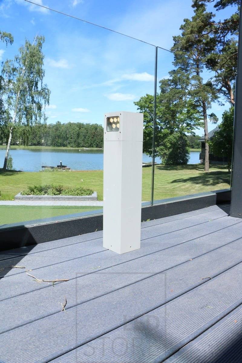 PILAR LED CUBIQUE installé sur une terrasse. Les LED sont parfaites pour le climat finlandais, car elles aiment le froid (dans le froid, elles brûlent plus intensément et durent plus longtemps). Ledstore.fi